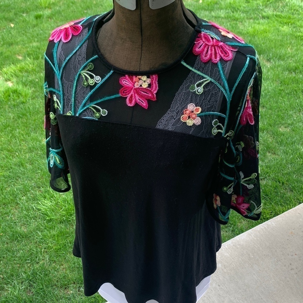 Kim and Cami embroidery top size Med bell oversized sleeve autumn wear colorful.